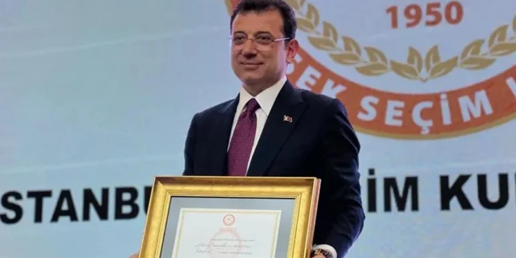Ekrem İmamoğlu mazbatasını aldı