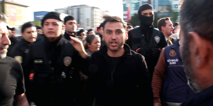 Gazeteci Sezgin’e polis şiddeti görüntülere yansıdı