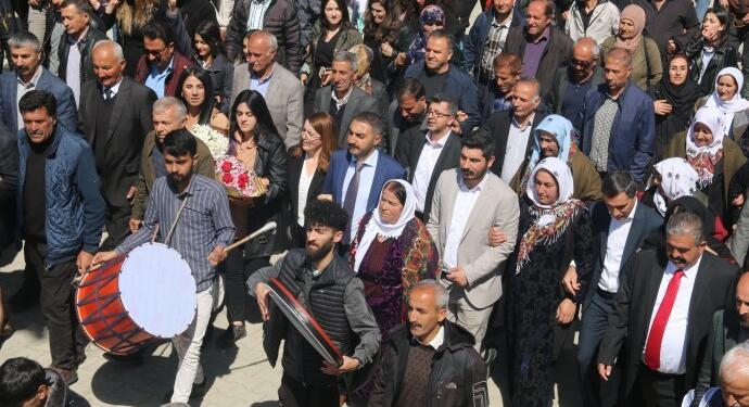 Mazbatalarını birlikte alan eşbaşkanlar belediyelere geçti