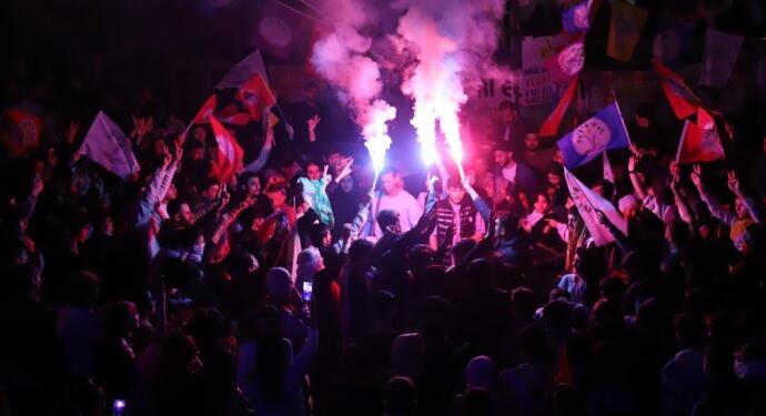 Mêrdîn’de halk kutlamalar için sokaklara döküldü