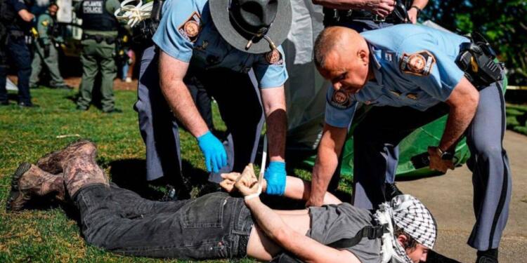 ABD’de kampüsleri basan polis çok sayıda öğrenci ve akademisyeni gözaltına aldı