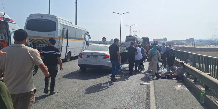 İki işçi servisi ile otobüs çarpıştı: Çok sayıda işçi yaralandı