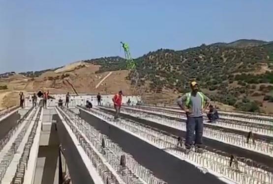 Kod 46 ile işten çıkarılan işçiler inşa ettikleri köprüye çıktı