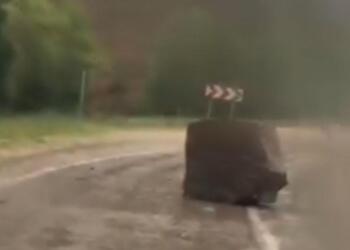 Adana’da dağdan kopan kayalar yolu kapattı