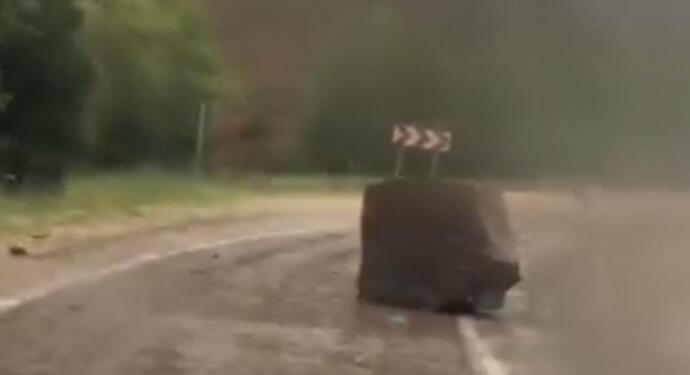 Adana’da dağdan kopan kayalar yolu kapattı