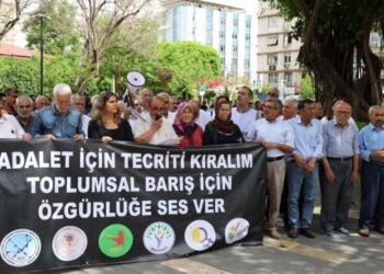 Tutsak yakınlarının ‘Tecrit kaldırılsın’ eylemlerini sürdürüyor