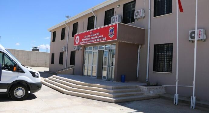 Tutsakların yemeğinden mermi çıktı