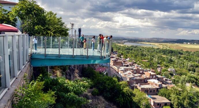 Kayyımın ücretli yaptığı teras yeniden ücretsiz