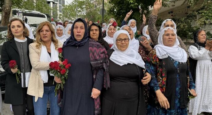 Barış Anneleri, Emine Şenyaşar’ı ziyaret etti: Hepimizi temsil ediyor