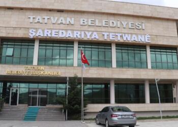 AKP’nin kaldırdığı Kürtçe tabela yeniden asıldı