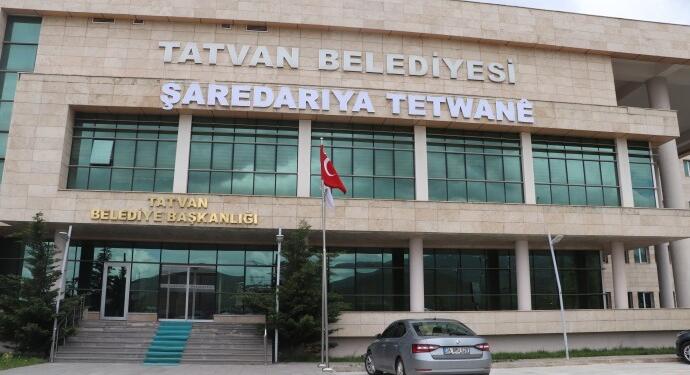 AKP’nin kaldırdığı Kürtçe tabela yeniden asıldı