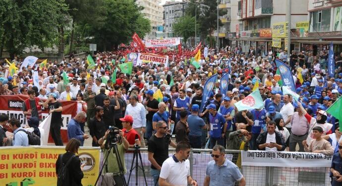 Êlih’te binler 1 Mayıs mitinginde: Krizin nedeni savaş, bu savaş emekçinin değil