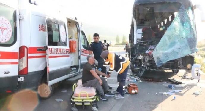 Afyon’da kaza: 3’ü ağır 17 kişi yaralandı