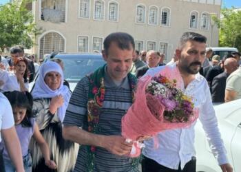 30 yılın ardından memleketinde çiçeklerle karşılandı