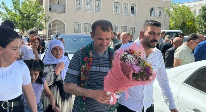 30 yılın ardından memleketinde çiçeklerle karşılandı