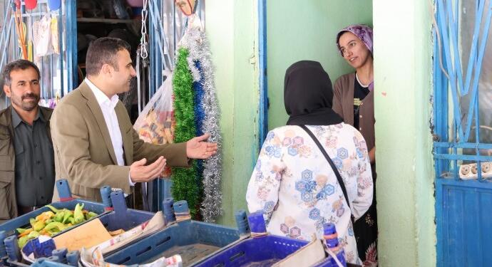 DEM Parti’nin Curnê Reş’teki seçim çalışması kapı kapı devam ediyor