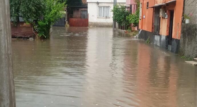 Adana’da sağanak yağıştan su baskınları