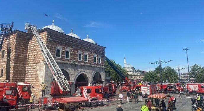Tarihi Mısır Çarşı’sında yangın