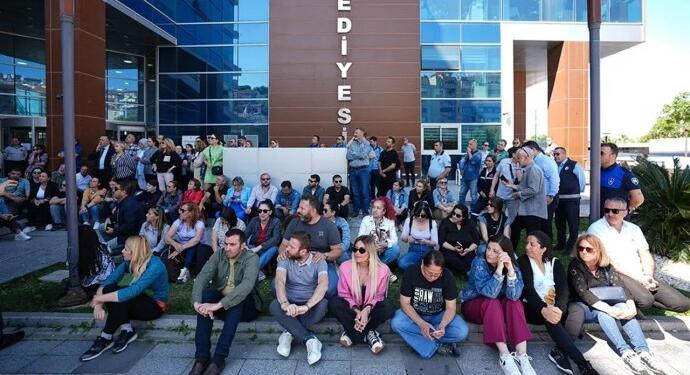 Bayraklı Belediyesi işçileri maaş kesintisine karşı eylemde