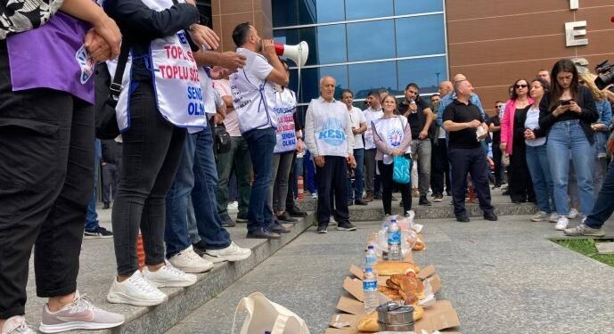 Yemek ücretleri ödenmeyen belediye işçileri eylem yaptı
