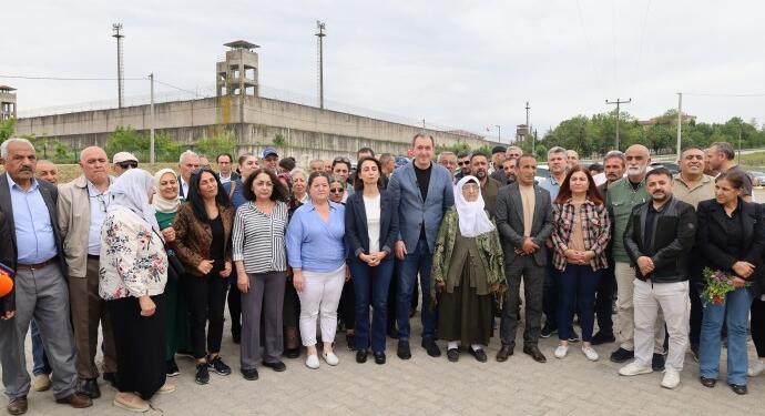 DEM Parti Eş Genel Başkanları Yüksekdağ’ı ziyaret etti: Mücadele devam edecek