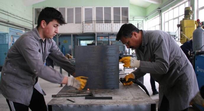 Çocuklar iktidar ve sermaye ortalıklığında sömürülüyor