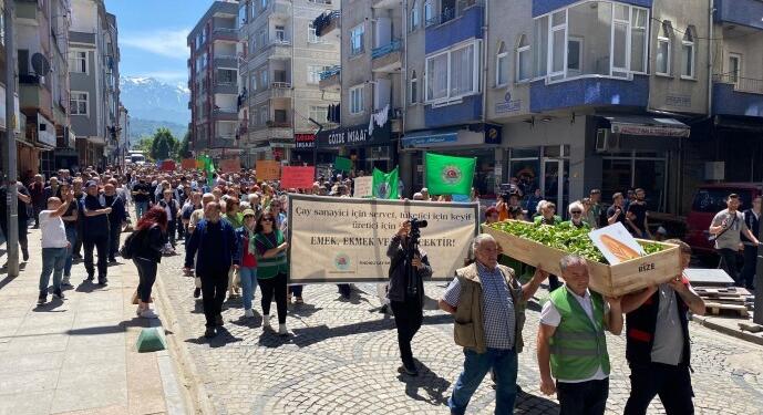 Çay fiyatları tabutla protesto edildi