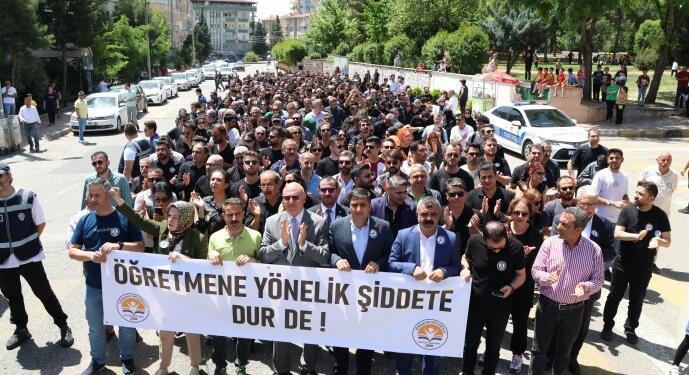 Öğretmenler birçok kentte şiddet karşı eylemde: Bakan istifa!