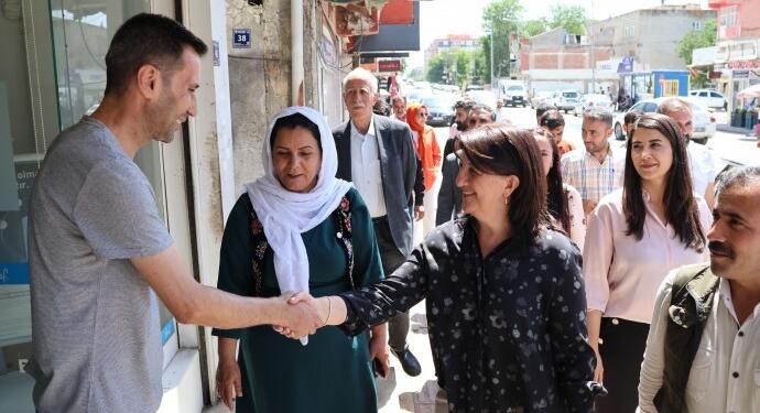 Curnê Reş’teki seçim çalışmaları esnaf ziyaretleriyle devam etti