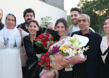 ‘Günebakan’ tablosu verilmeyen tutsak günebakan çiçekleriyle karşılandı