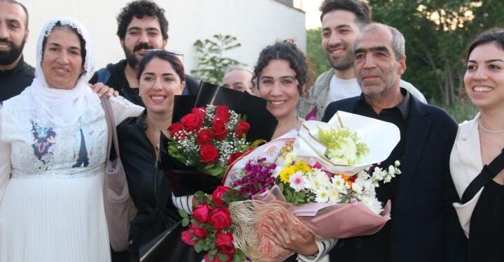 ‘Günebakan’ tablosu verilmeyen tutsak günebakan çiçekleriyle karşılandı