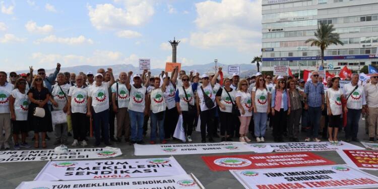 Emeklilerden ‘Açlığa ve sefalete hayır’ şiarıyla miting
