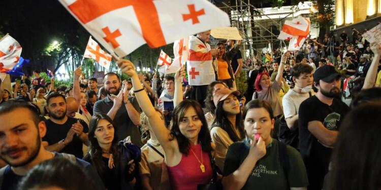Gürcistan’da protestolar sürerken yasa tasarısına ikinci onay