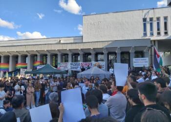 Kayyım Rektör öğrencileri durduramadı