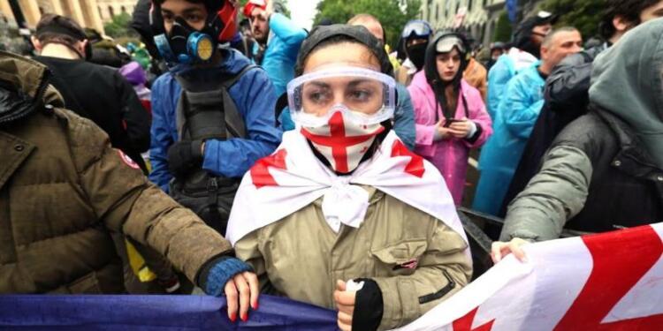 Gürcistan protestolara aldırmadı: Etki-ajanlığı tasarısı yasalaştı