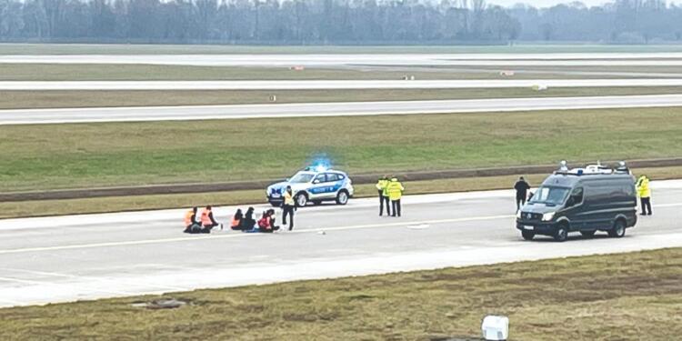 Münih havaalanına kendilerini yapıştırdılar