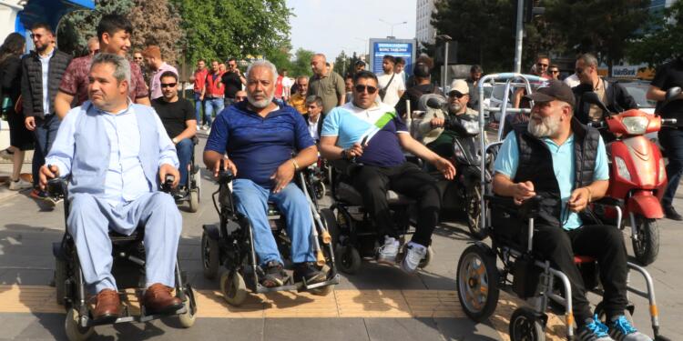 Engellilerden yürüyüş: Anayasal hakkımızı istiyoruz