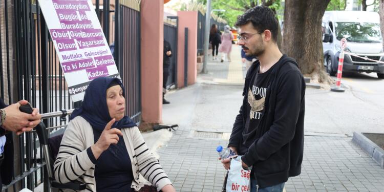 Emine Şenyaşar’a üniversite öğrencisinden destek