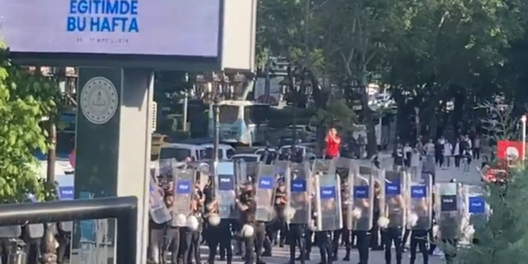 11 öğretmen bakanlık önünde darp edilerek gözaltına alındı