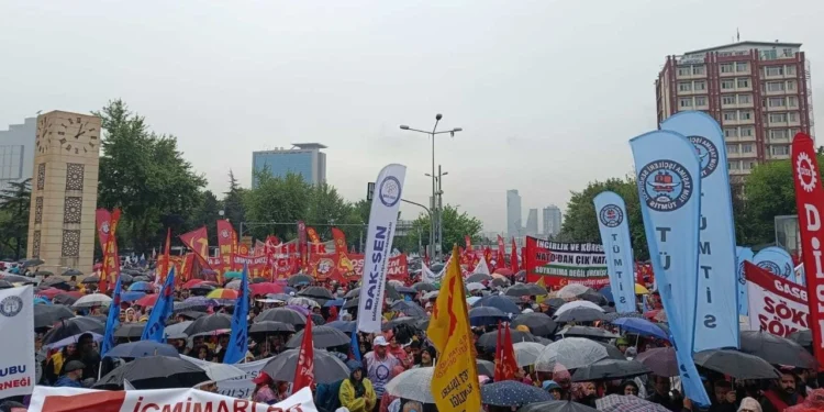 Ankara’da yoğun yağışa rağmen Tandoğan Meydanı doldu