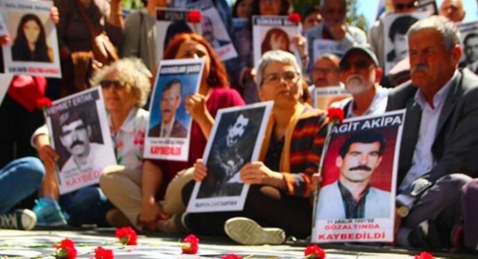 Cumartesi Anneleri’nden 1000’inci hafta için ‘karanfil bırak’ çağrısı