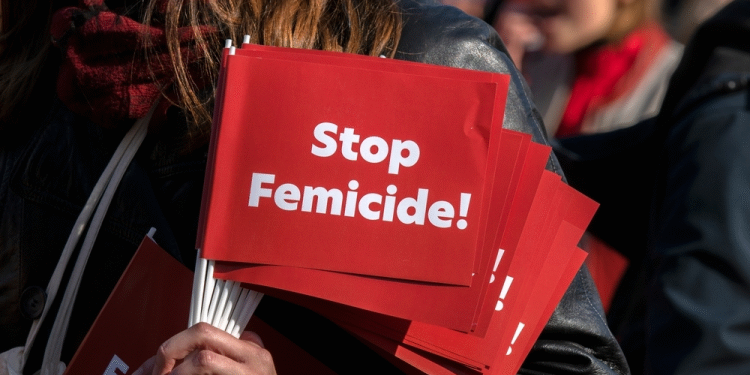 17 yaşındaki Lemis, erkek şiddeti sonucu bedenini ateşe verdi