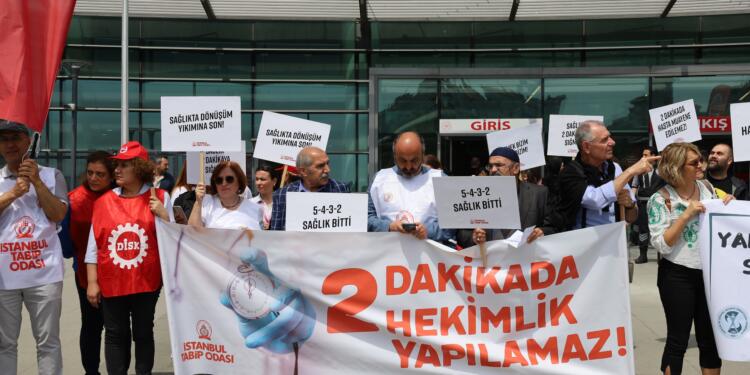 Sağlıkçılar muayene süresinin 2 dakikaya düşmesini protesto etti