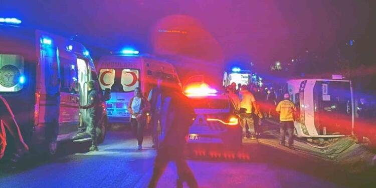 Öğrencileri taşıyan midibüs şarampole uçtu: 25 yaralı