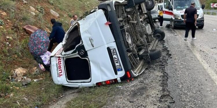 Meletî’de yolcu minibüsü devrildi: 1’i ağır 12 yaralı