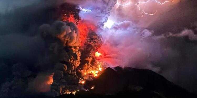 Endonezya’da yanardağ patlaması