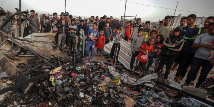 İsrail bir kez daha çadır kampa saldırdı: 21 kişi katledildi