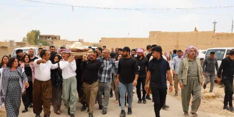 Kürt sanatçı Hasan Emo son yolculuğuna uğurlandı