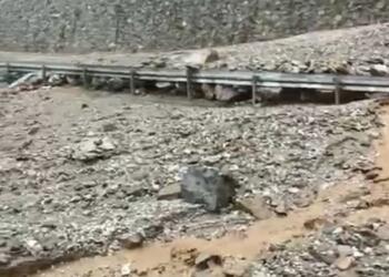 Berwarî ve Xîzan yolu heyelan nedeniyle kapandı