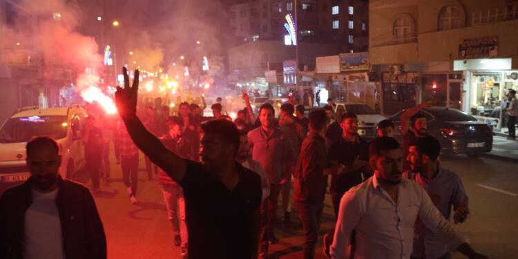 Gençlerden DEM Parti’ye meşaleli destek yürüyüşü